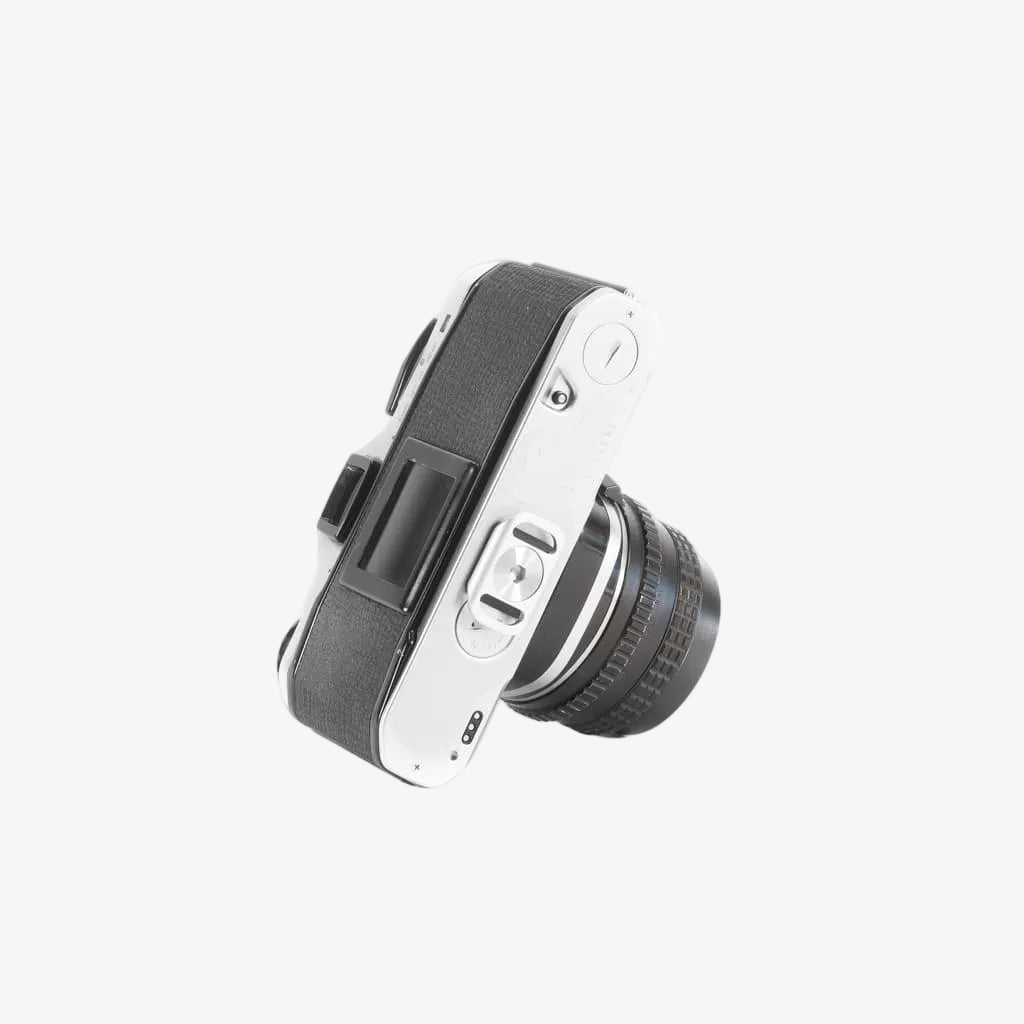 camera with peak design anchor mount
