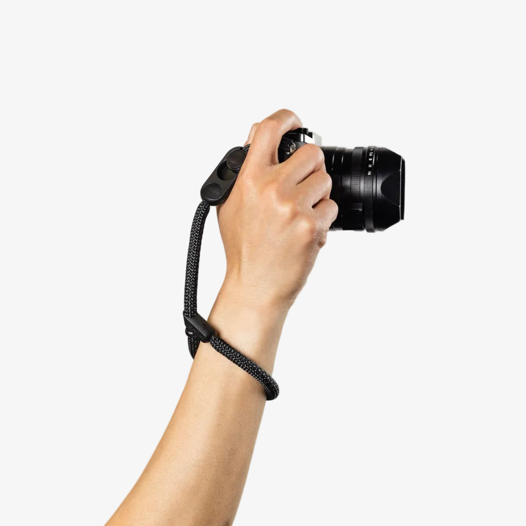 hand holding peak design cuff rope black
