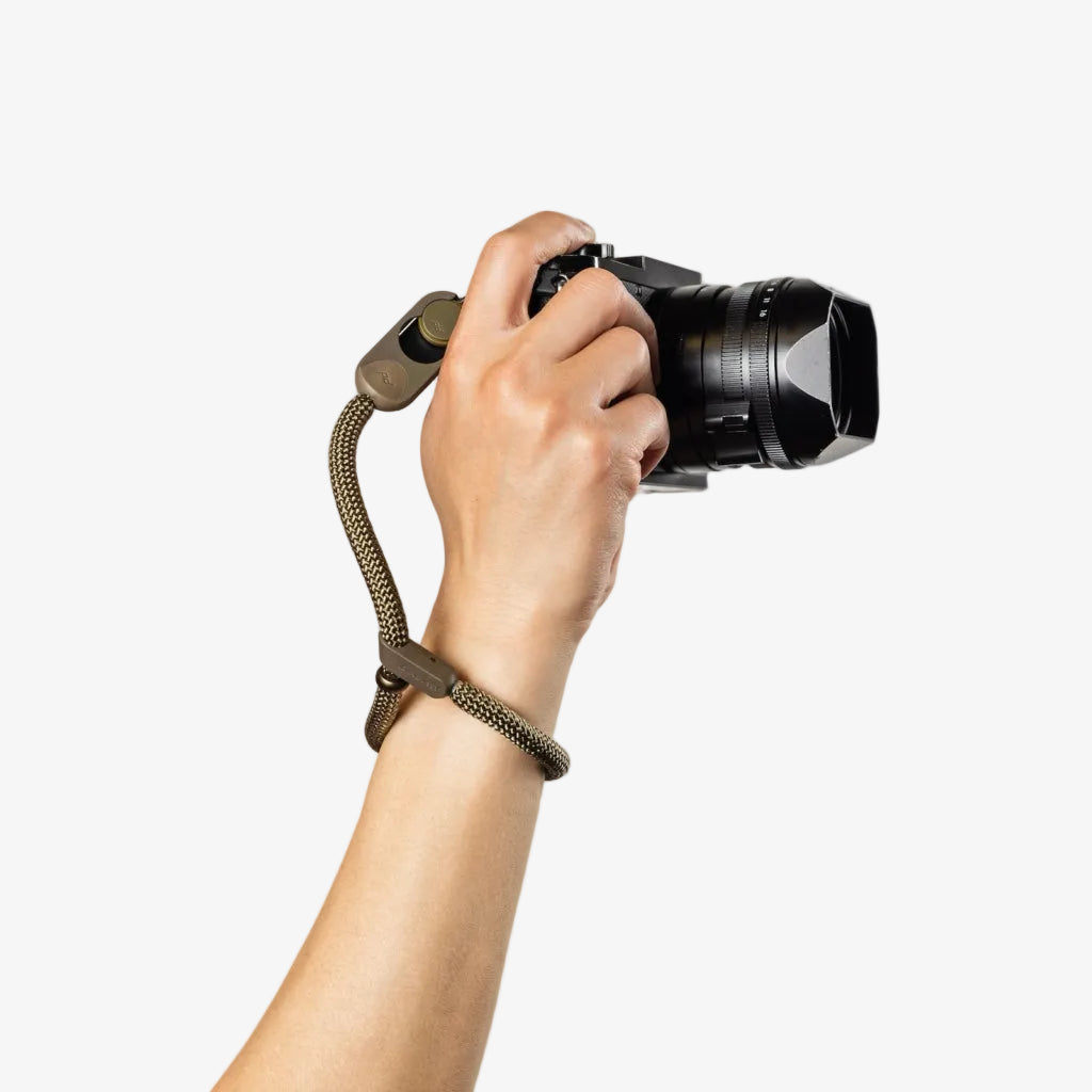 Hand holding peak design cuff rope black