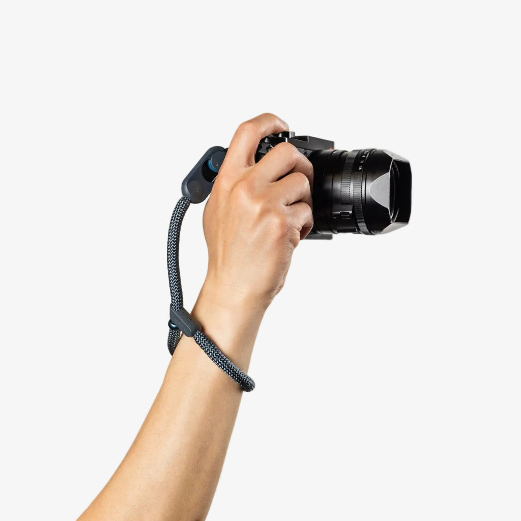 hand holding peak design cuff rope black
