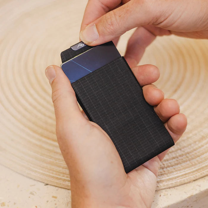 peak design everyday slim wallet black lifestyle