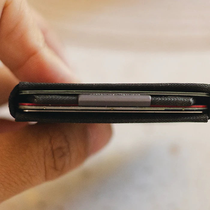 peak design everyday slim wallet black lifestyle