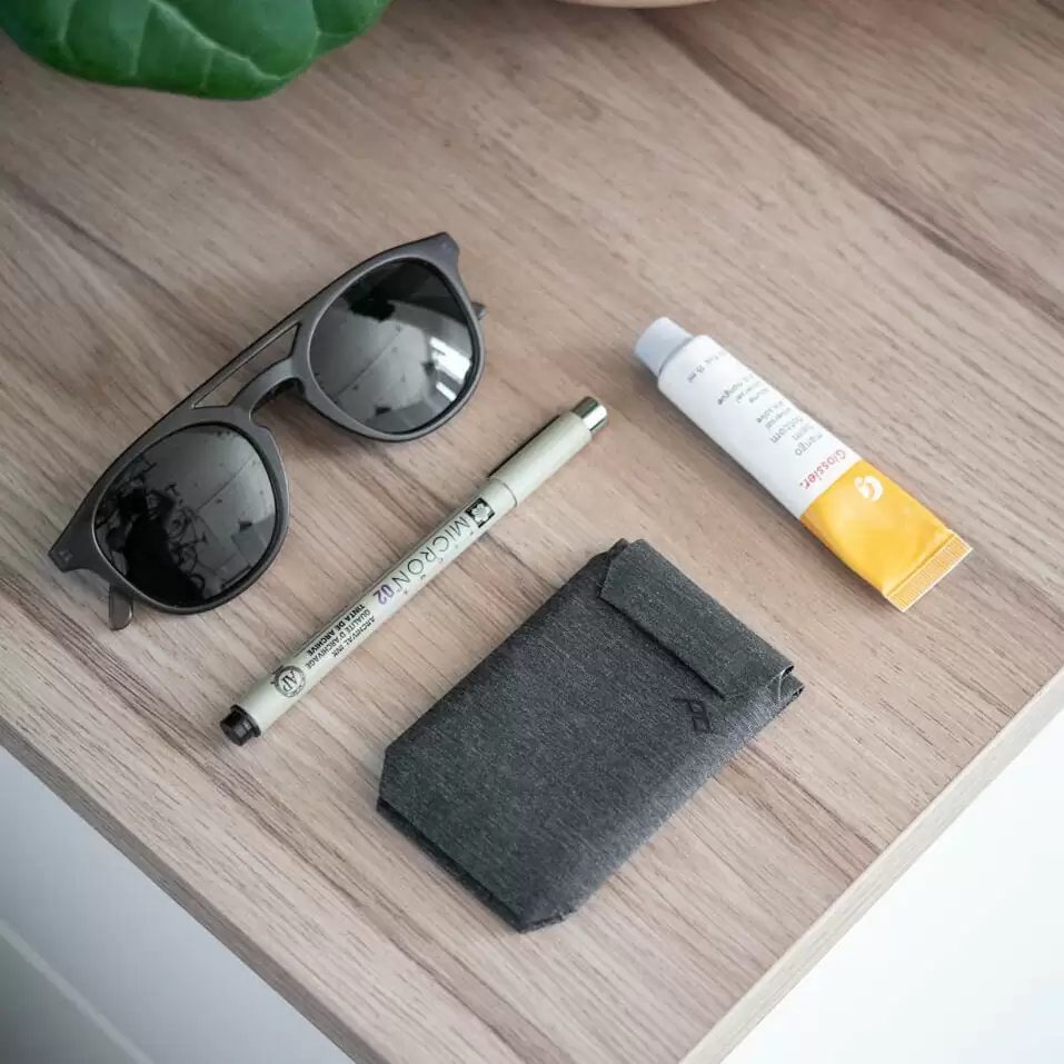 Wallet Tip: Separate your cash and cards 1 mobile wallet stand ls 7 2 edited
